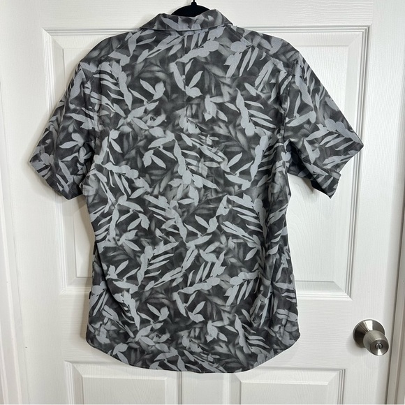 Lululemon Men’s Airing Easy Short Sleeve Button-Down in Spray Leaf Rhino Gray - Picture 6 of 9